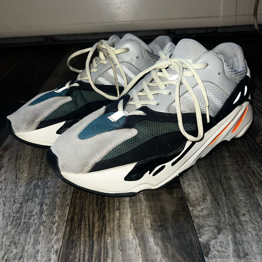 Yeezy Wave runner 700- comes with box!